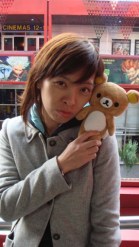 走在連結華納威秀及新光三越的天橋上