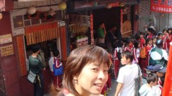 導遊都會叫小學生們來唸唸春聯