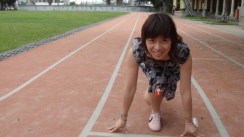 在操場上散步著 竟回想起唸書的時候 練田徑的日子